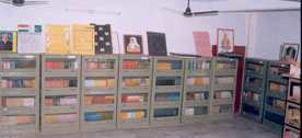Books and reading tables in the college library